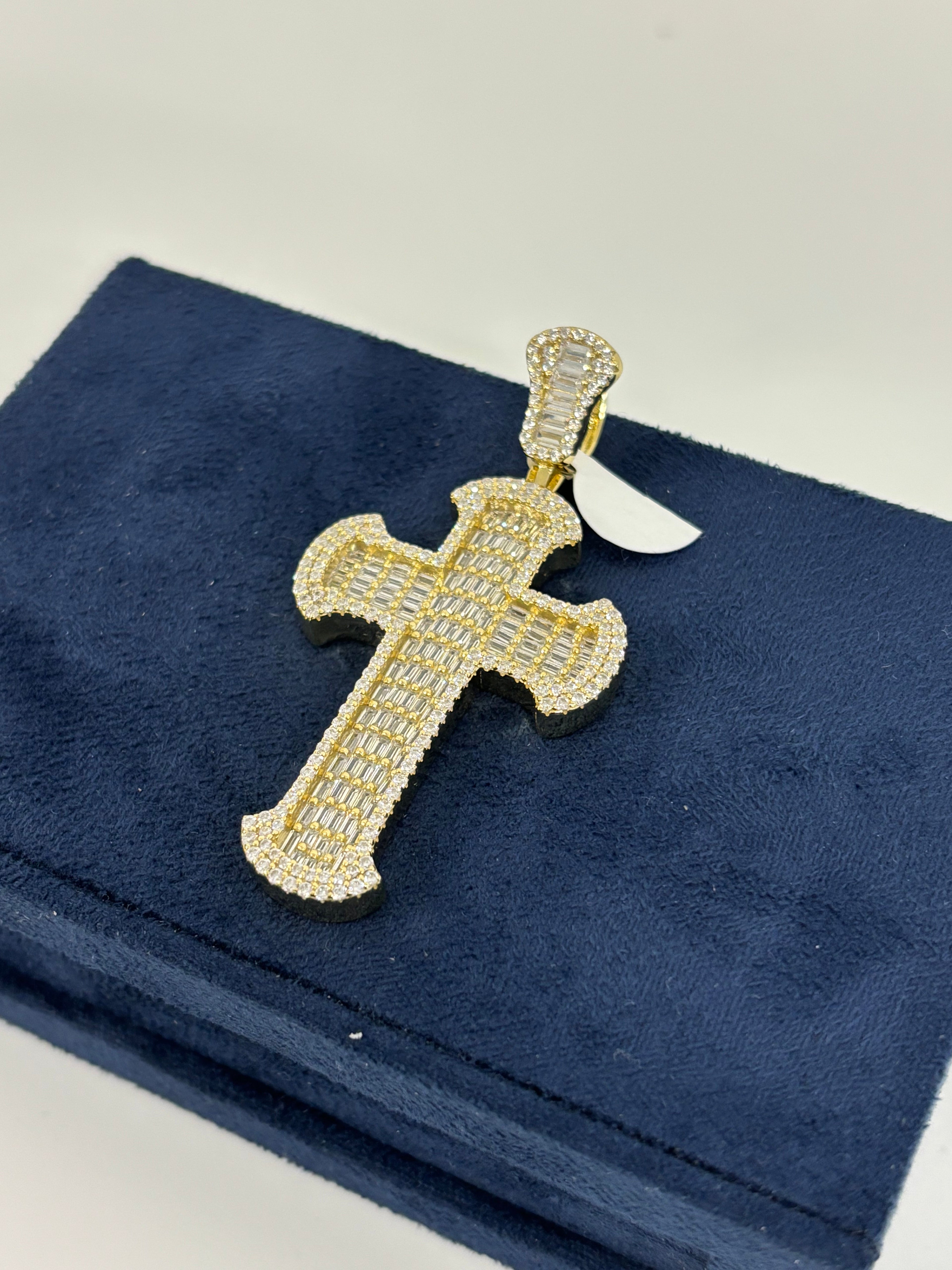 Cross In Baguette Diamonds Gold